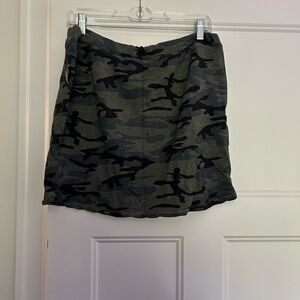 Never worn Evereve camo lightweight skirt.